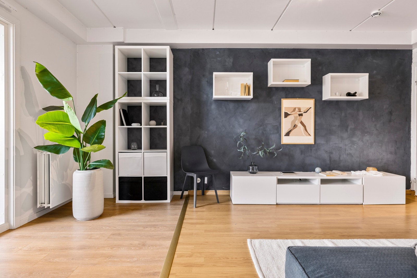 Leiligheten har store veggflater som gjør den enkel å møblere Galleribilde