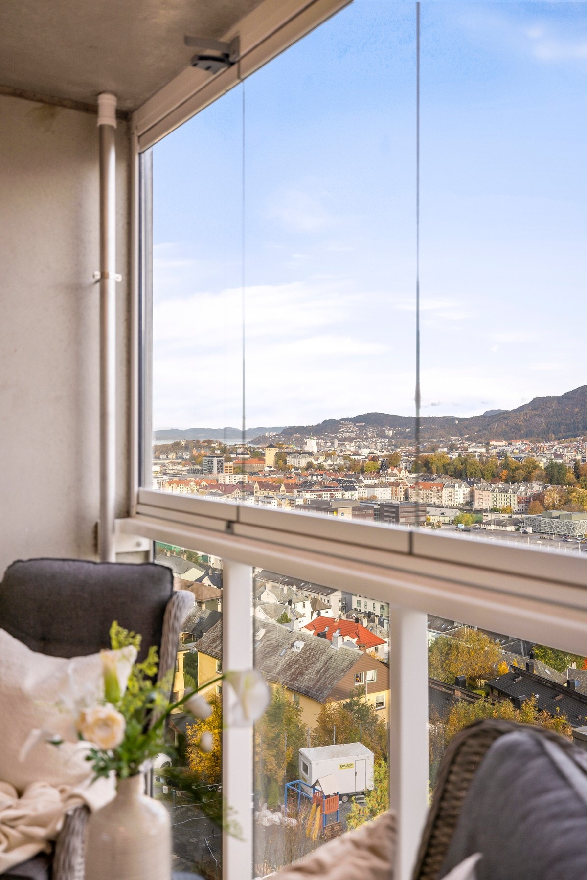 Fra leiligheten er det flott utsikt mot sentrum og byfjellene Galleribilde