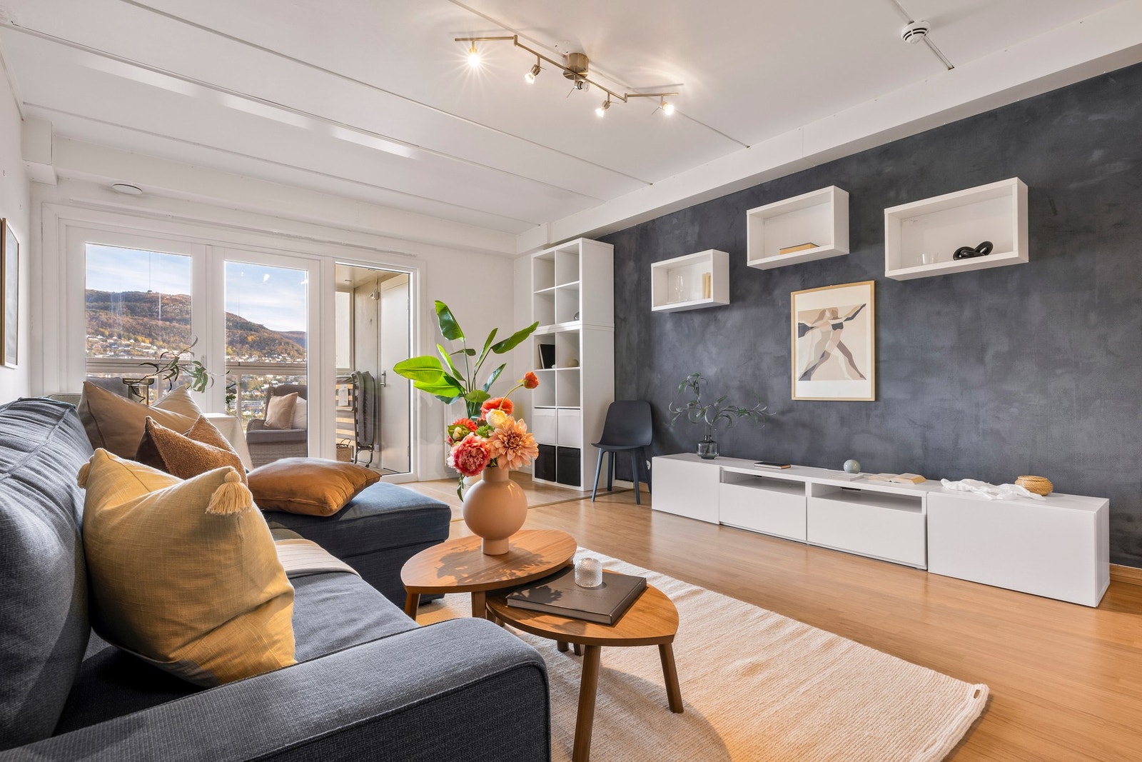 Planløsningen er god og gjør det lett å innrede med både sovesofa- og spisegruppe Galleribilde