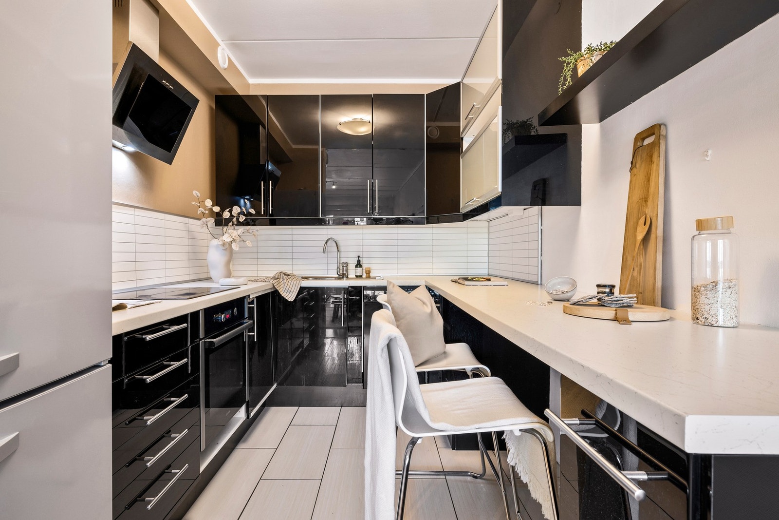 Her er det godt med skap- og benkeplass Galleribilde