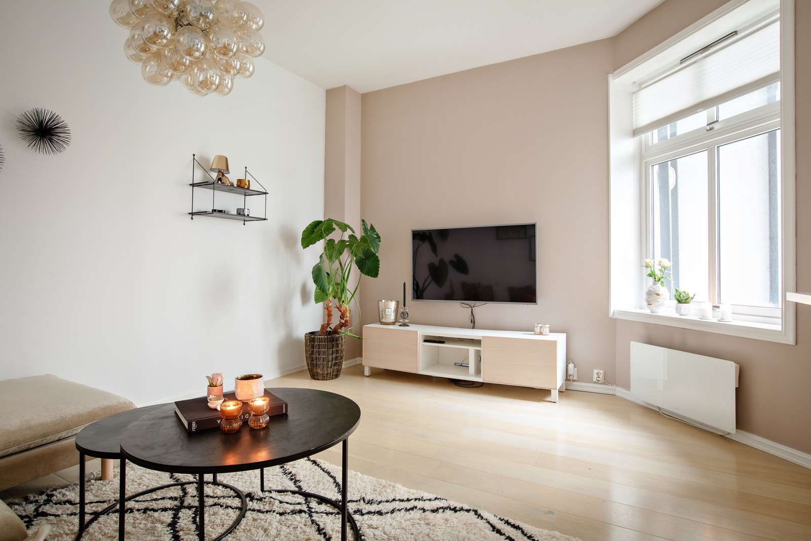 En arealeffektiv planløsning med åpen stue- og kjøkkenløsning med lune farge- og materialvalg som gjør at rommet oppleves som romslig og lyst. Galleribilde