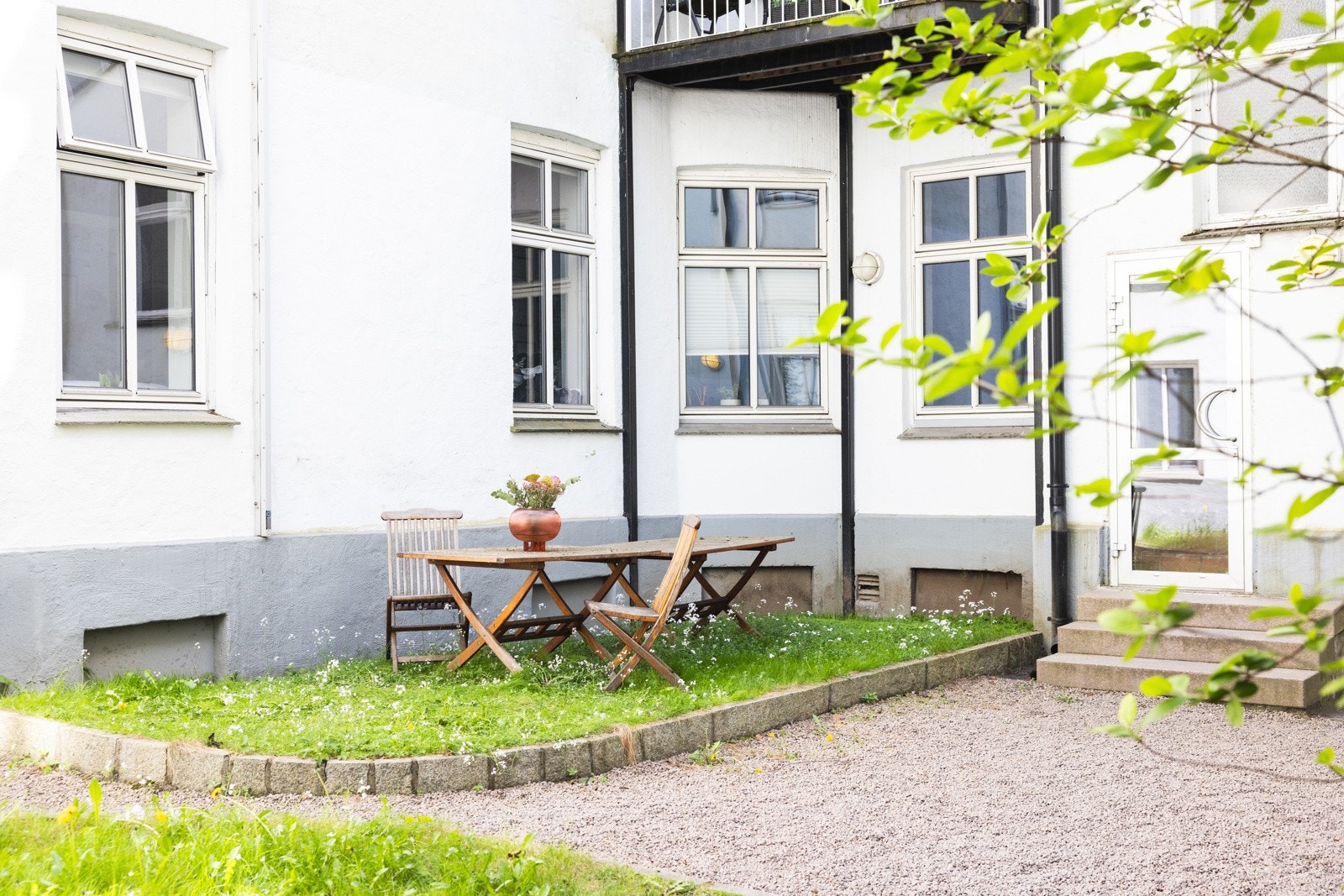 Sameiet har en hyggelig bakgård med sittegruppe. Galleribilde