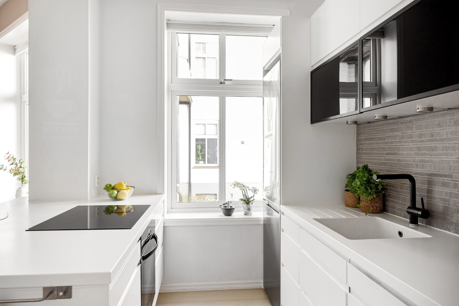 Kjøkkenet har integrerte hvitevarer som stekeovn, oppvaskmaskin og vinskap, samt kjøleskap med fryser i stål. Galleribilde