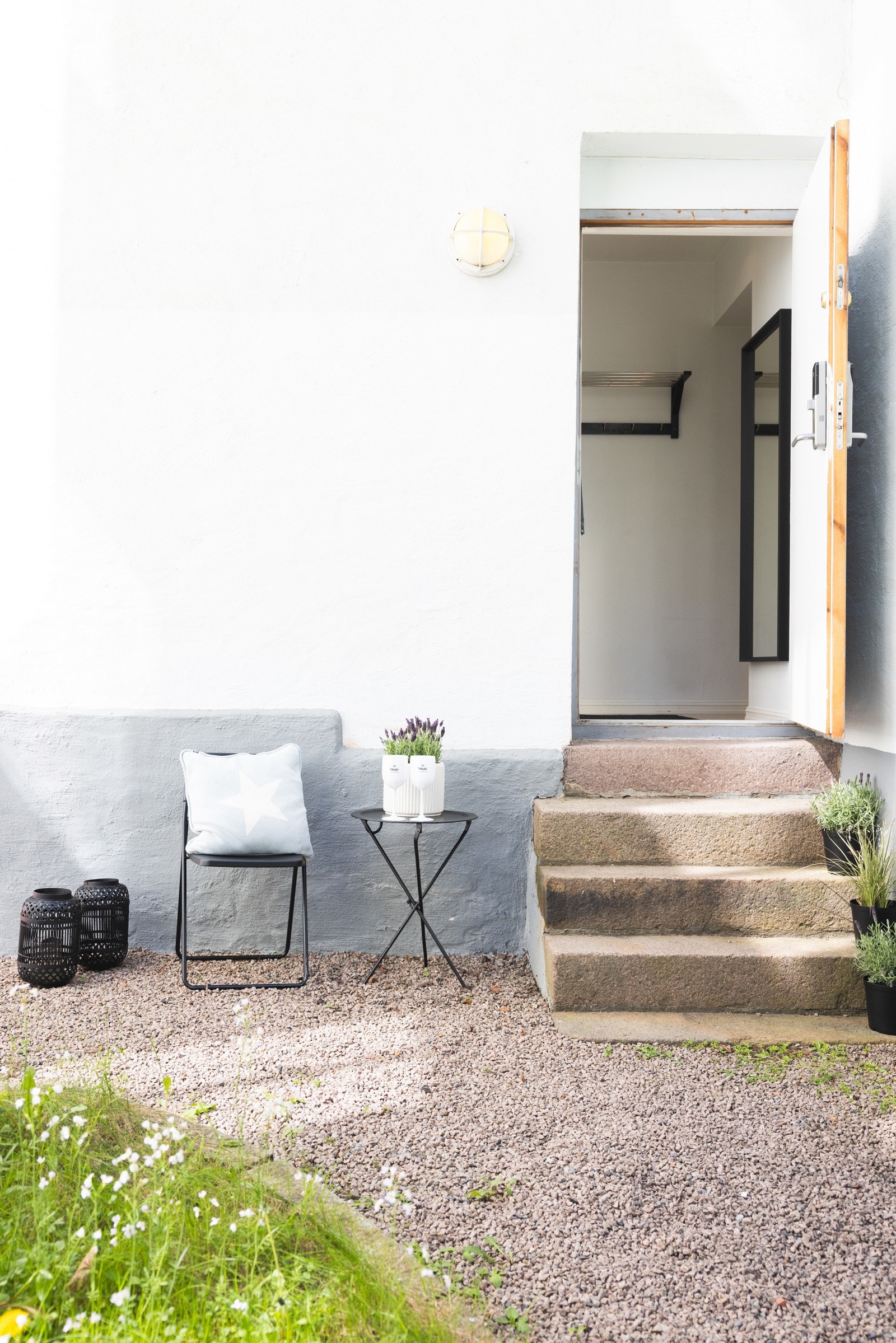 Plass til en hyggelig sittegruppe ved inngangspartiet. Galleribilde