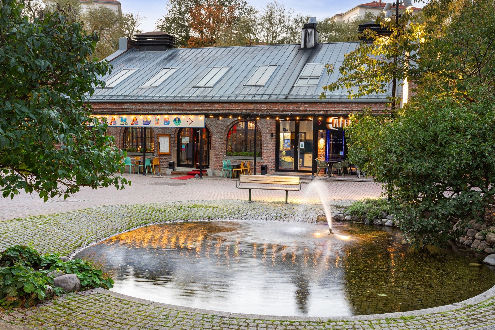 Nærområdet kan by på hyggelige kafèer, bakerier og restauranter Galleribilde