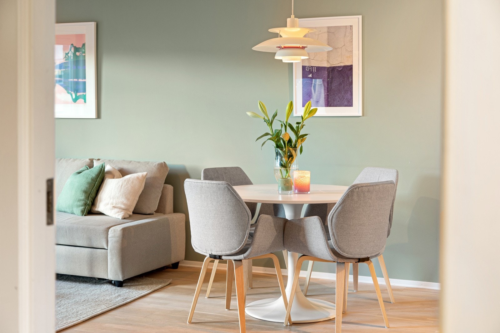 I stuen er det mange møbleringsmuligheter og det er plass til spisebord av god størrelse Galleribilde