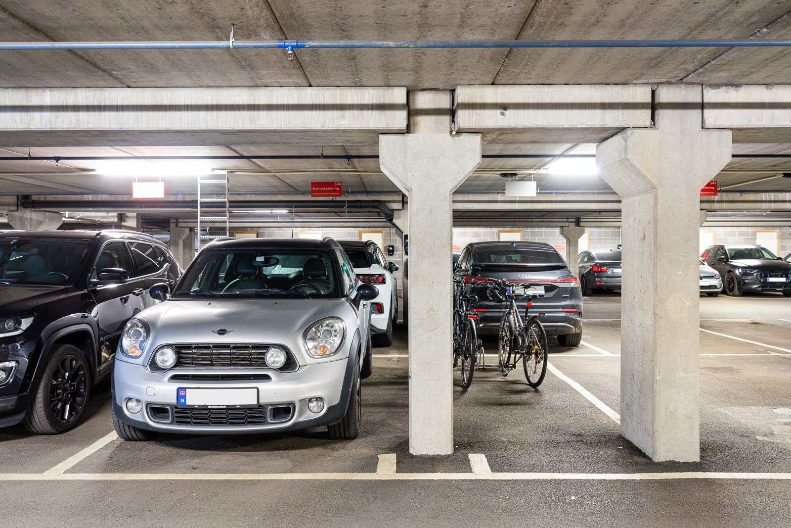 Garasjeplass medfølger i oppvarmet kjellergarasje tilrettelagt for å installere ladeboks Galleribilde