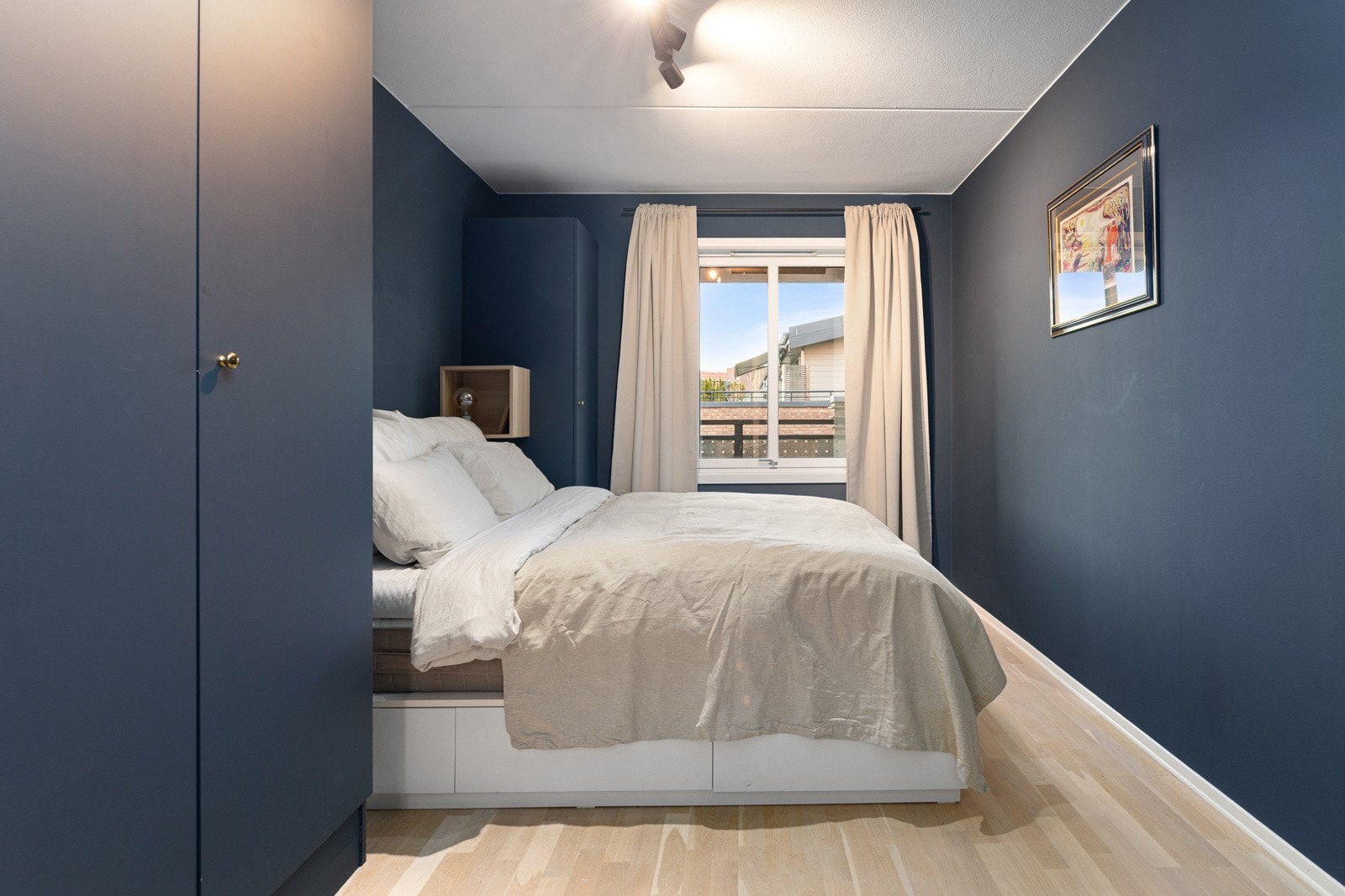 Soverom av generøs størrelse med naturlig lysinnslipp Galleribilde