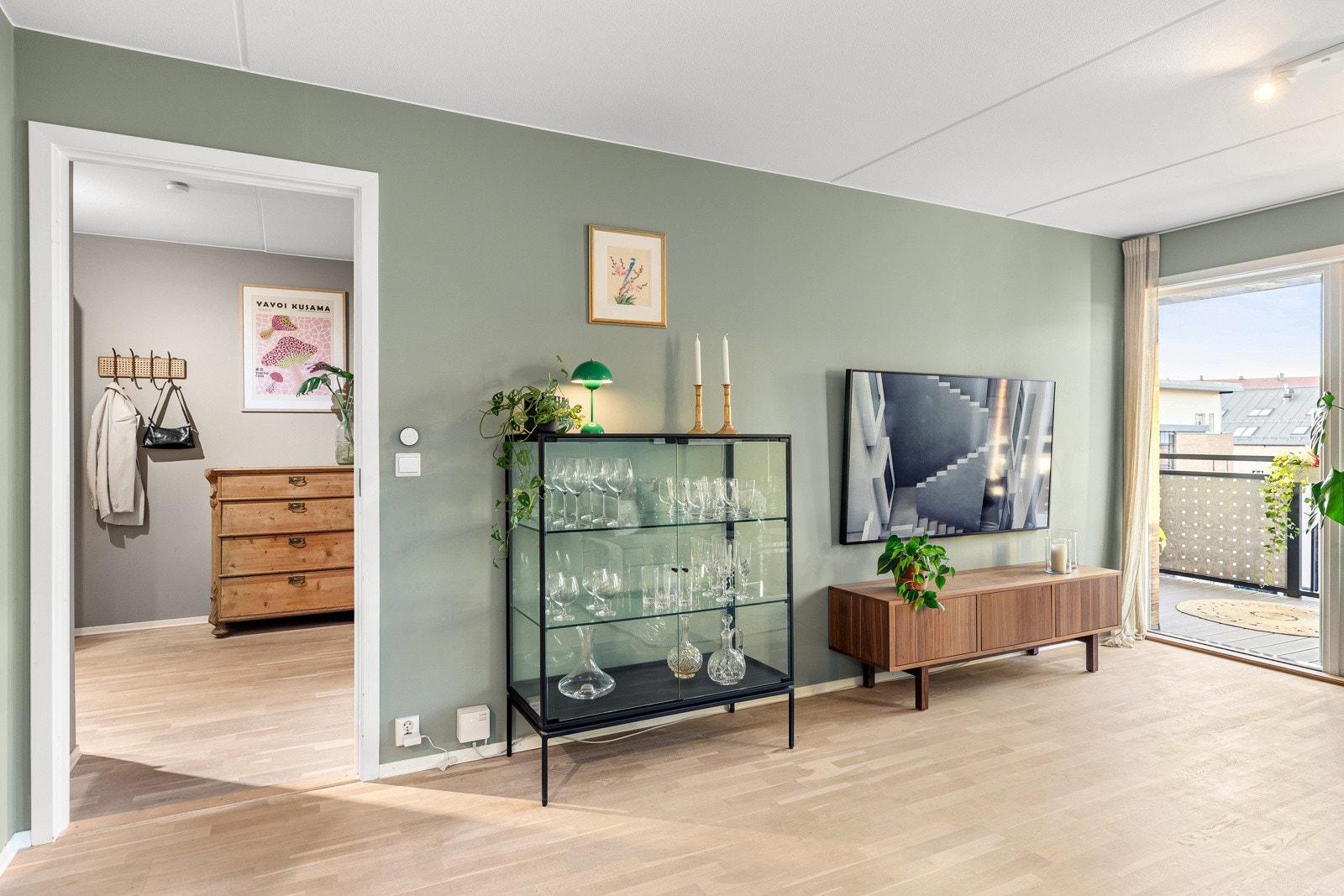 Malte slette vegg- og takflater, samt lekker 3-stavs parkett på gulvet Galleribilde