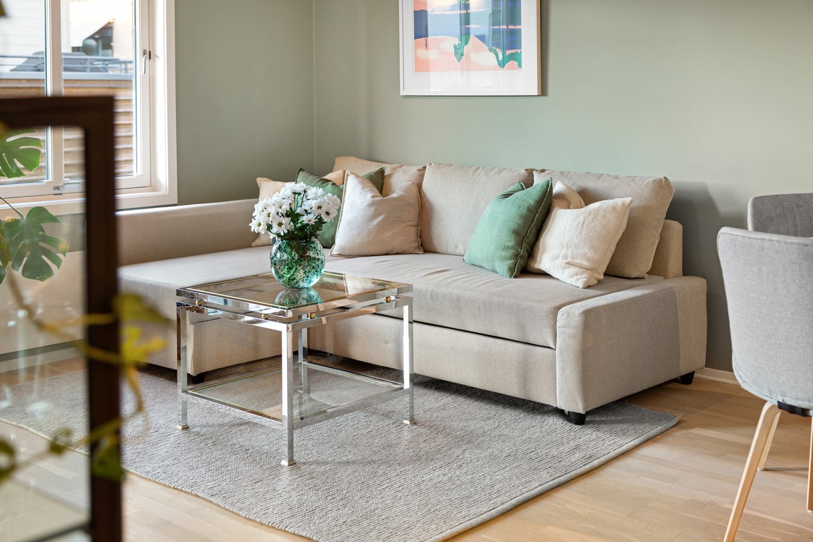 Plass til sofagruppe med tilhørende møblement og TV-benk Galleribilde