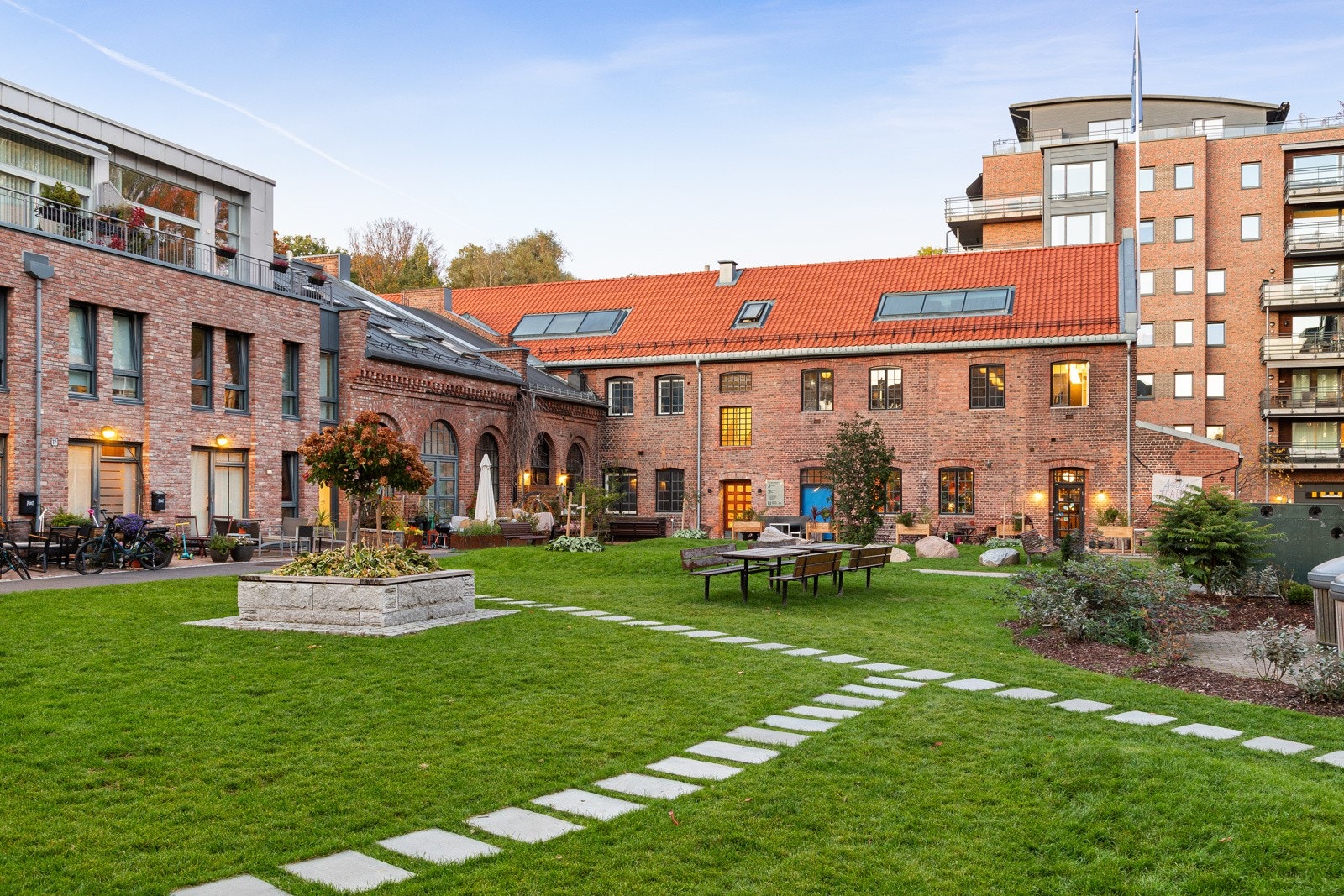 Lilleborg B5 er et ettertraktet sameiet med frodige grøntarealer og sittegrupper Galleribilde