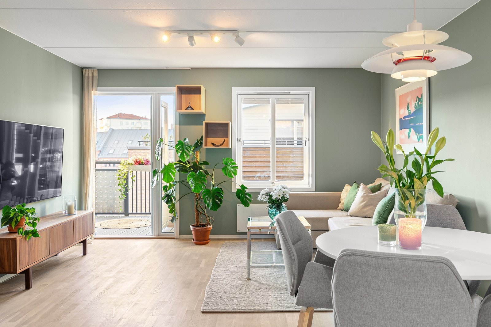 Romslig stue med rikelig av naturlig lys Galleribilde