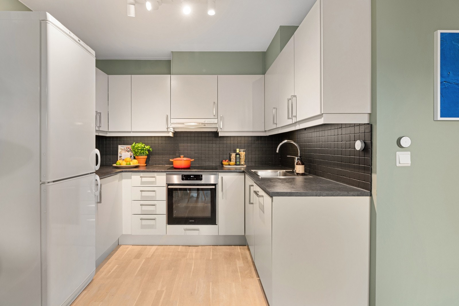 Moderne kjøkken med nye fronter i 2020, god lagringsplass og praktisk benkeplate Galleribilde