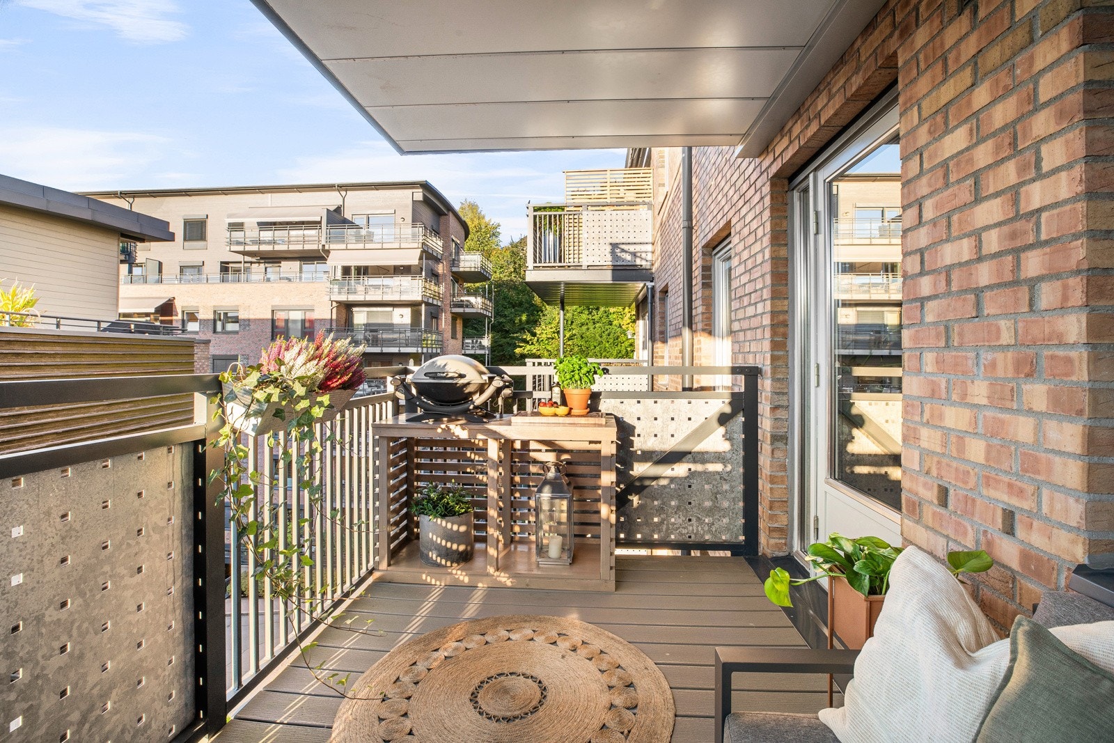 Fra stuen er det adkomst til balkongen på 9 m² med plass til sittegruppe, samt grill Galleribilde