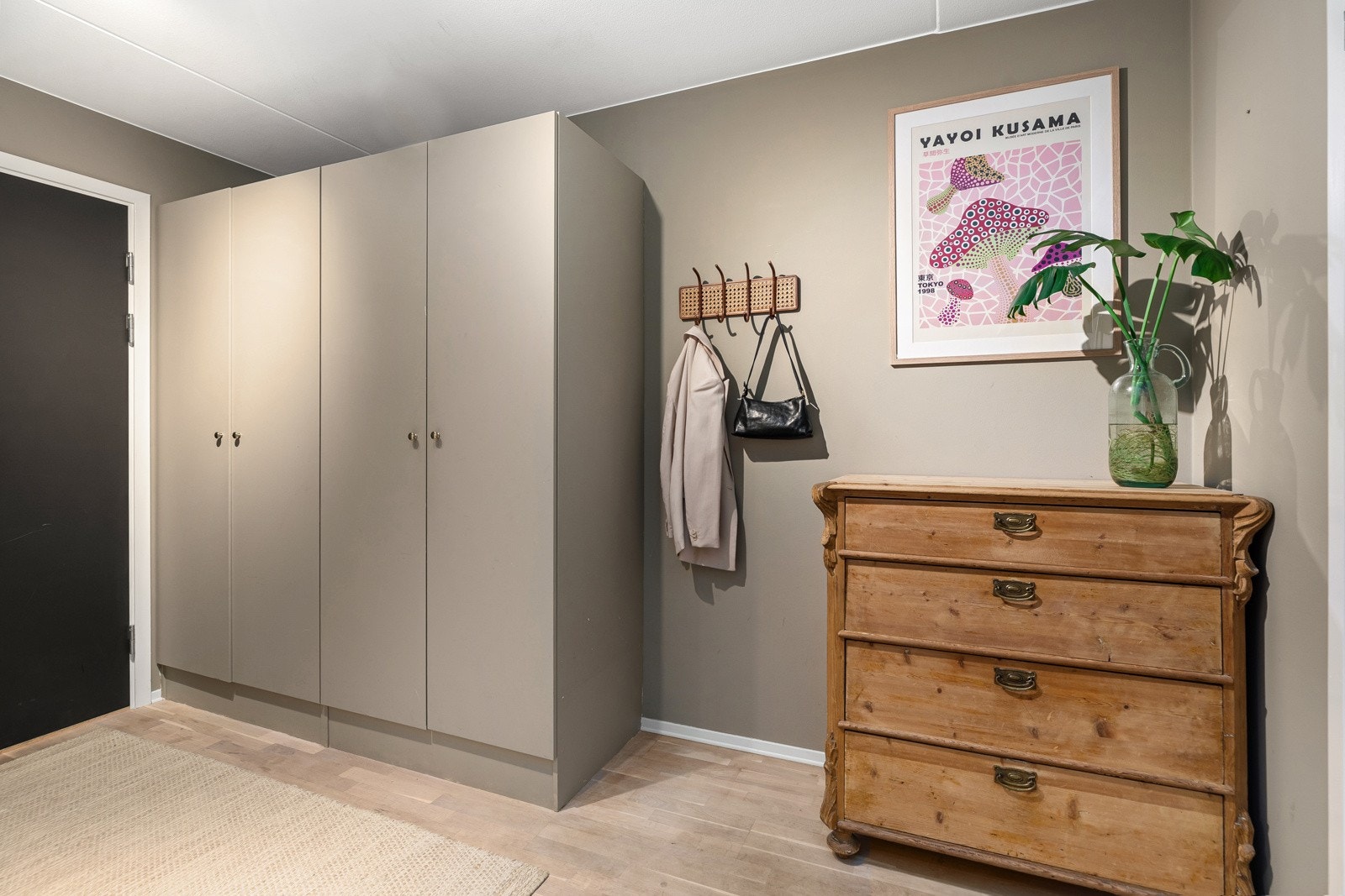 Innbydende entrè med garderobeskap og oppheng for yttertøy Galleribilde