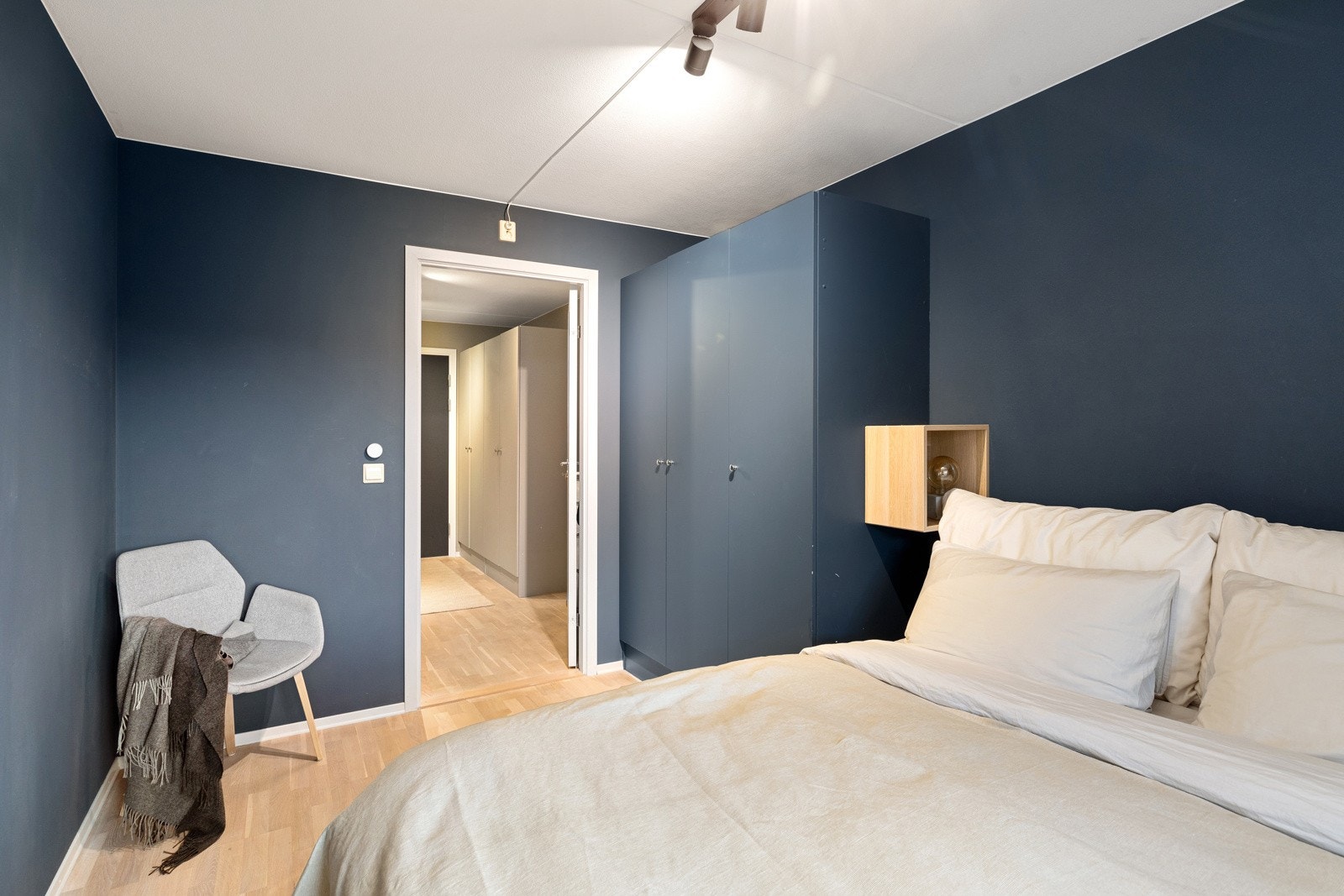 Plassbygd garderobeskap med god lagringsplass Galleribilde