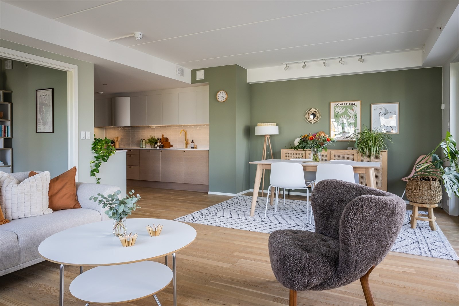 En del av lettveggen ble fjernet i forbindelse med oppussing av kjøkkenet, noe som gir en mer åpen og luftig romfølelse. Planløsningen er nå enda bedre. Galleribilde