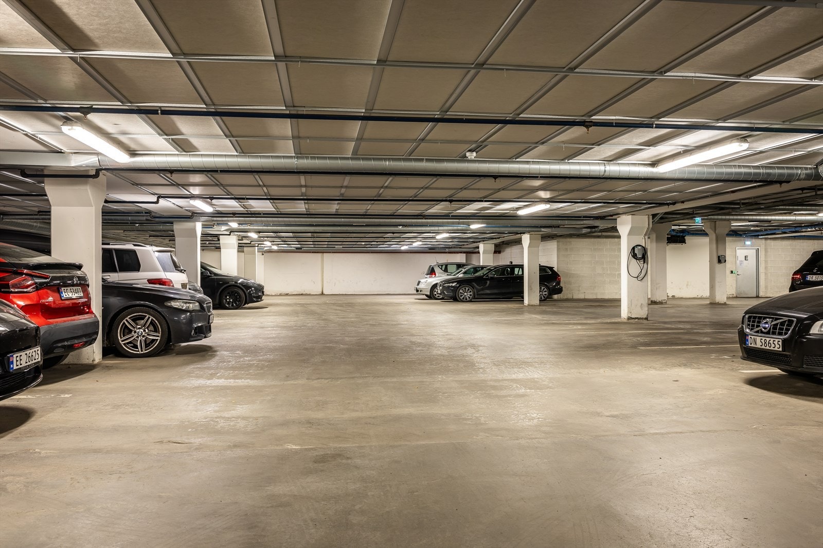 Det medfølger en garasjeplass med elbillader i felles og oppvarmet garasjeanlegg, merket med nr. 101. Det er selvsagt heisadkomst til garasjeanlegget da denne ligger under bygget. Galleribilde