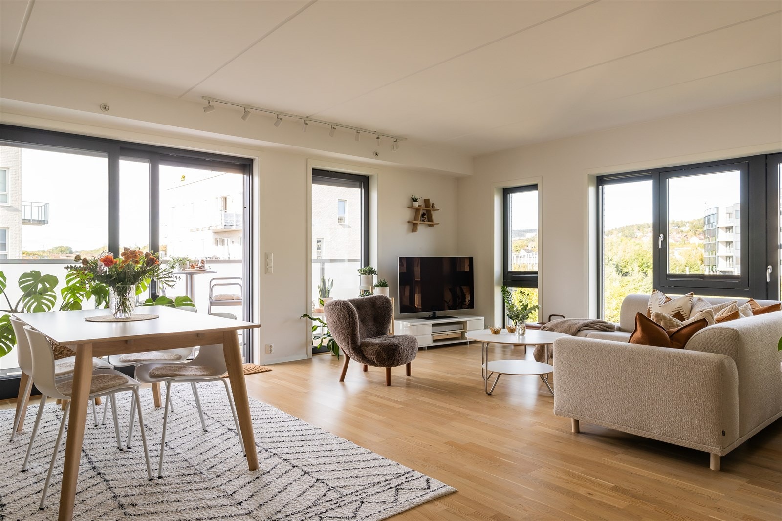 Skulle du finne på å lure på om hjørneleiligheten har vinduer? Det har den. Til og med mange. I tillegg strekker de seg fra gulv til tak. Galleribilde