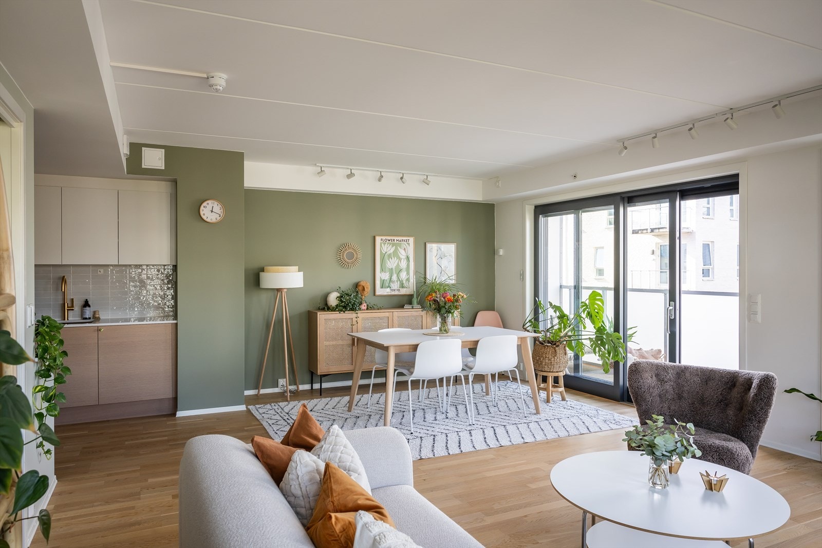 Planløsningen åpner opp for flere møbleringsmuligheter og har en romslig stue med god plass til både sofagruppe, TV-møbler og spisebord med tilhørende møblement. Galleribilde