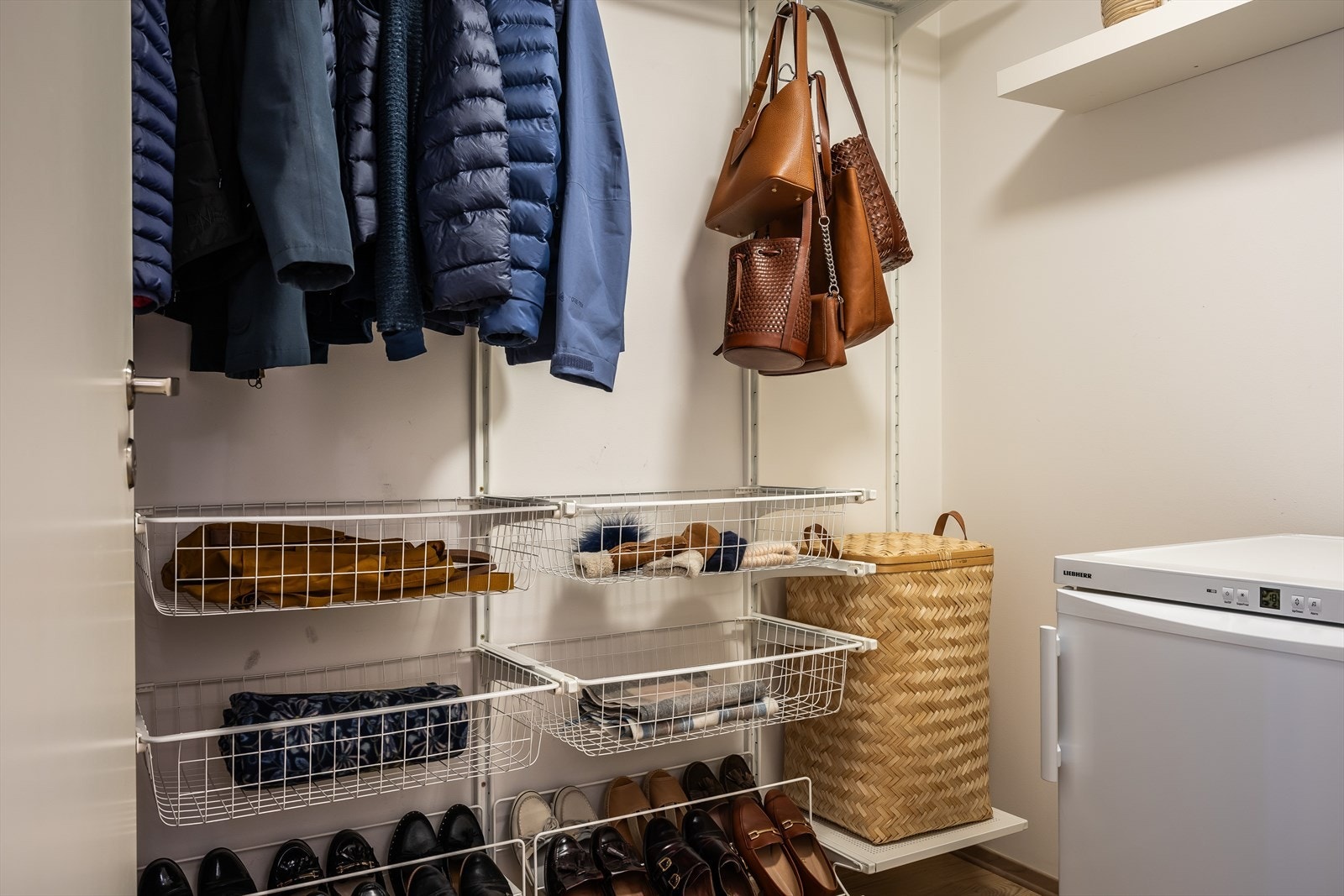 Leiligheten har i tillegg også en praktisk innvendig bod/walk-in-closet i entreen på ca. 4 kvm. Innmaten/innredningen medfølger, dog ikke fryseren. I hvert fall ikke sånn i utgangspunktet. Galleribilde