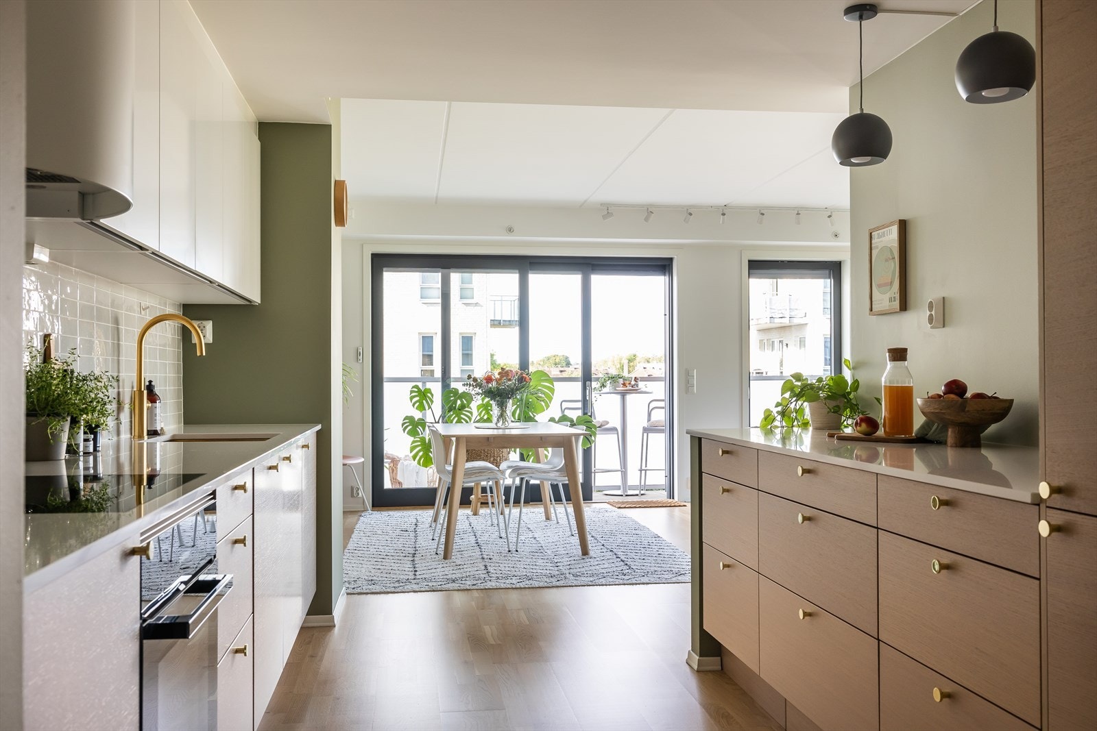 Denne kjøkkenløsningen er rett og slett superfin med naturlig plass til spisebord ved vindu. La oss kalle kjøkkenet for et "walk-in-through" kjøkken. Galleribilde