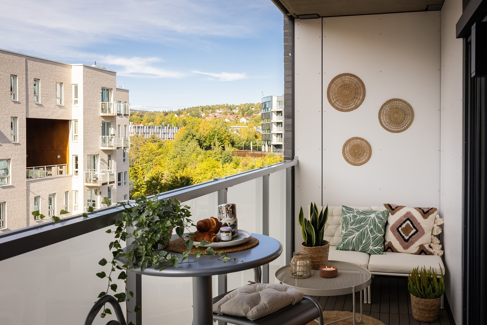 Balkong har den også. Denne er på ca 11 m² og byr på både ettermiddags- og kveldssol sommerstid. Galleribilde