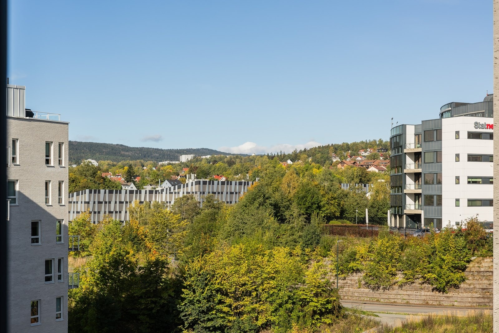 Og så var det et par utsiktsbilder. Hjørneleiligheten ligger jo fint plassert. Galleribilde