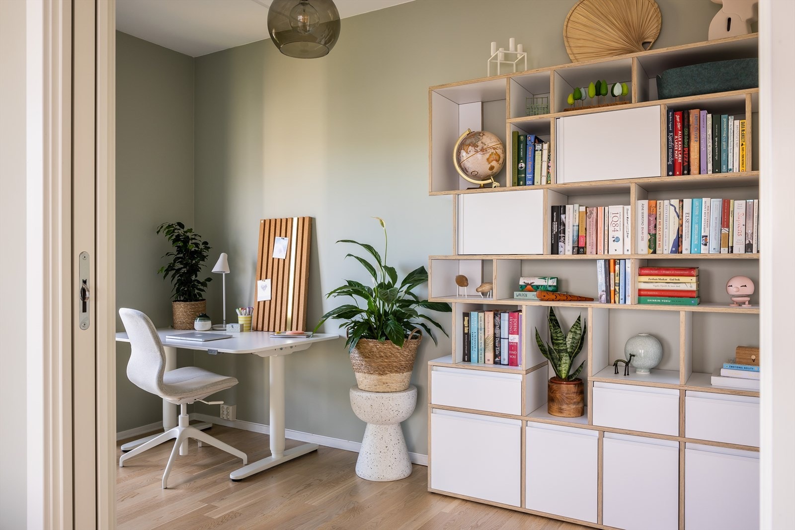 Med skyvedør inn til soverom 3 kan en fint velge å ha dette rommet som en tv-stue, som da blir en forlengelse av stua. Eller rett og slett som et kontor, som her. Dette fine rommet kan brukes til så mangt. Galleribilde