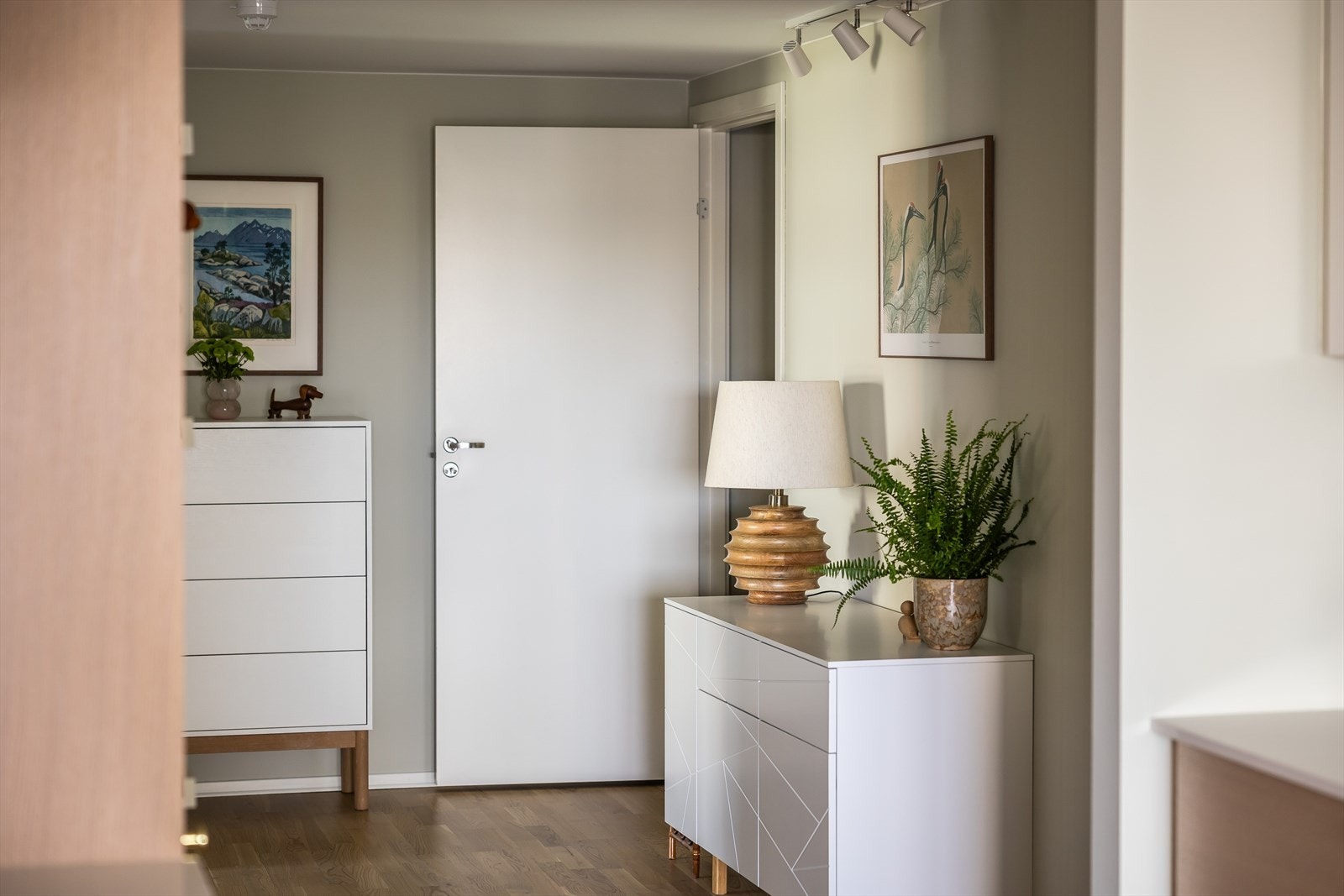Fra kjøkken sett mot entrè/gang. Her er det plass til kommoder og mindre innredninger. Galleribilde