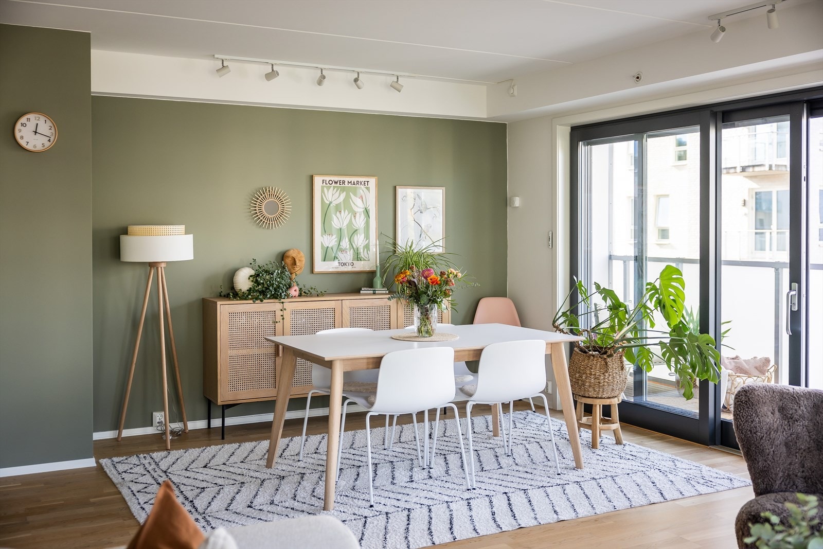 Er ikke denne leiligheten utrolig fin? Her er det også plass til å dekke opp til flere gjester. Galleribilde