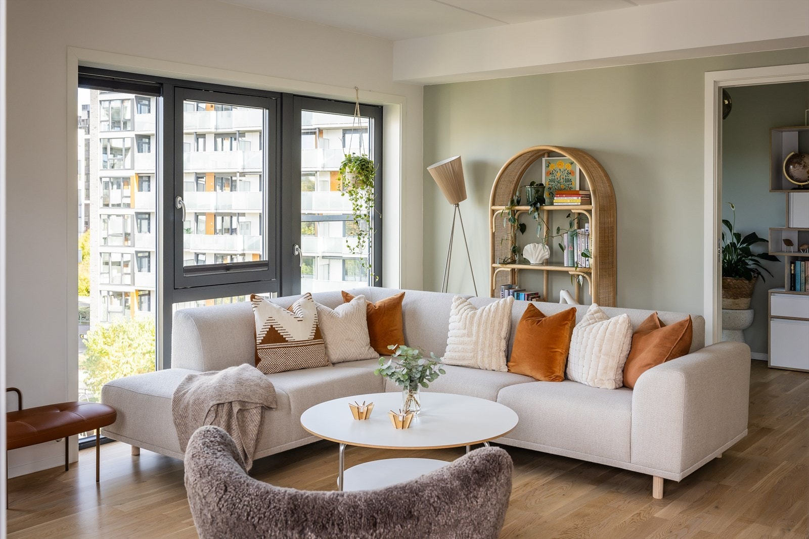 Leiligheten har moderne nybyggkvaliteter som vannbåren gulvvarme, som sikrer jevn og behagelig varme, samt balansert ventilasjon med varmegjenvinning. Dette gir et godt inneklima og reduserer energiforbruket. Galleribilde