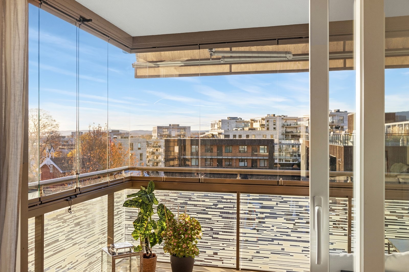 De store vinduene gir en sømløs forbindelse mellom inne- og uterommet, og gir deg muligheten til å bruke balkongen året rundt. Galleribilde