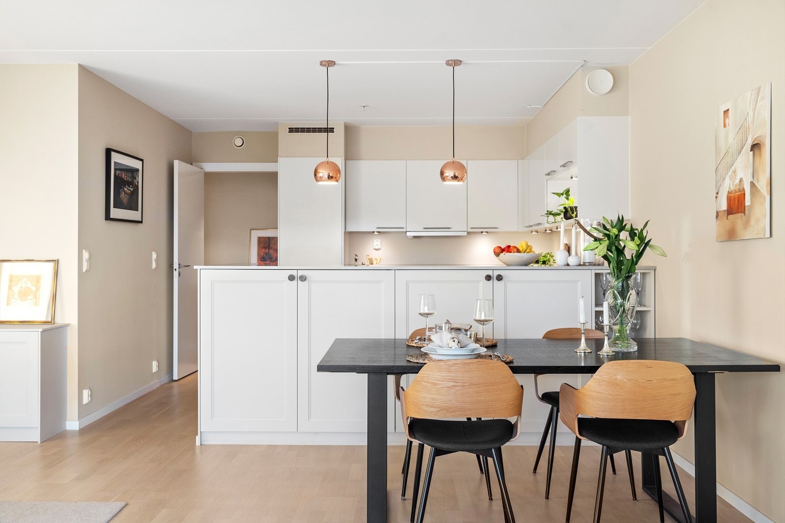 Boligen har balansert ventilasjon, som sikrer et sunt og komfortabelt inneklima. Med balansert ventilasjon slipper du også å åpne vinduene for lufting, noe som kan være spesielt fordelaktig i vintermånedene. Galleribilde