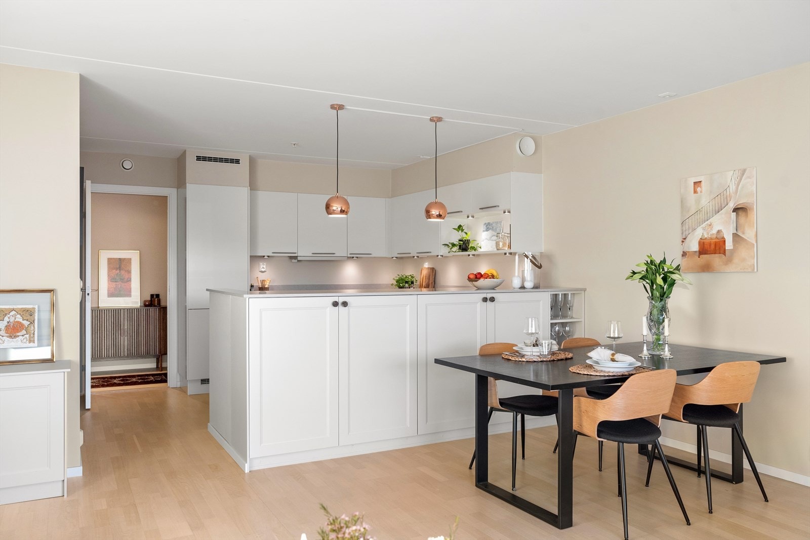 I tilknytning til kjøkkenet er det rikelig med plass til et stort spisebord, noe som gjør det ideelt for hyggelige middager med familie og venner. Galleribilde