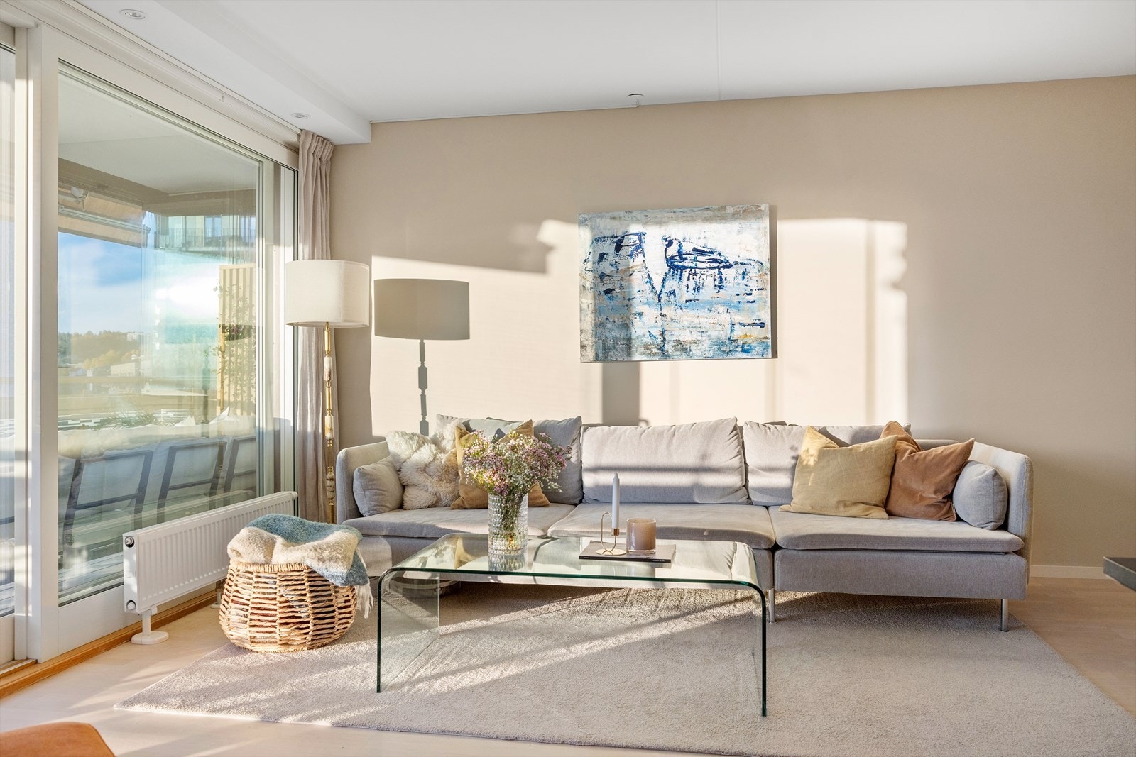 I 2023 ble samtlige vegger og tak malt, noe som frisket opp boligen og ga den et nytt, moderne preg. Galleribilde