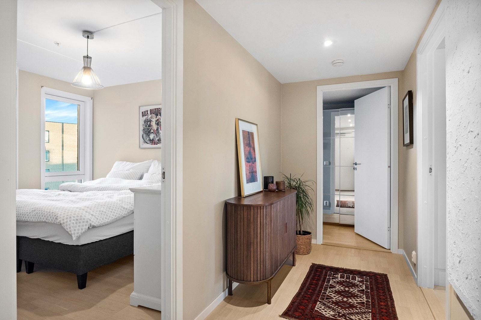 Fra gangen er det enkel adkomst til boligens to soverom. Galleribilde