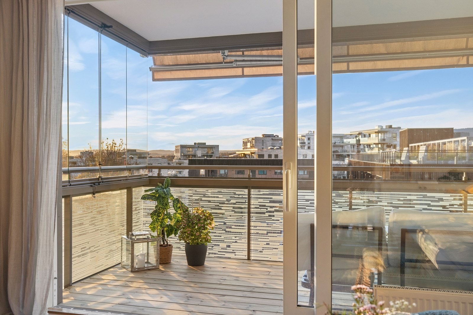 Fra stuen er det utgang til en herlig vestvendt, innglasset balkong på 10 kvm. Galleribilde