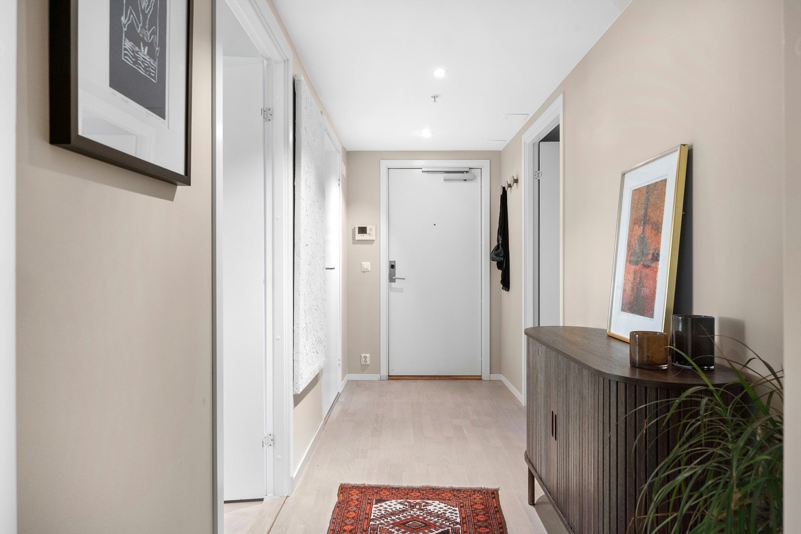 I entré/gangen kan du enkelt henge i fra deg yttertøy og sette i fra deg sko. Galleribilde