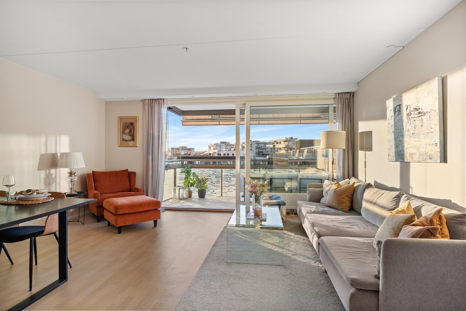 Planløsningen åpner opp for flere møbleringsmuligheter med god plass til sofagruppe, TV-møbler og spisebord med tilhørende stoler. Galleribilde