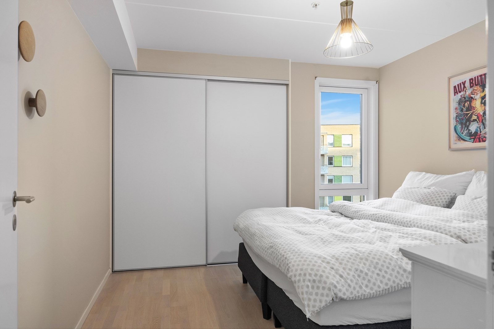 Soverommet er av god størrelse med plass til dobbeltseng, nattbord og tilhørende møbler. Galleribilde