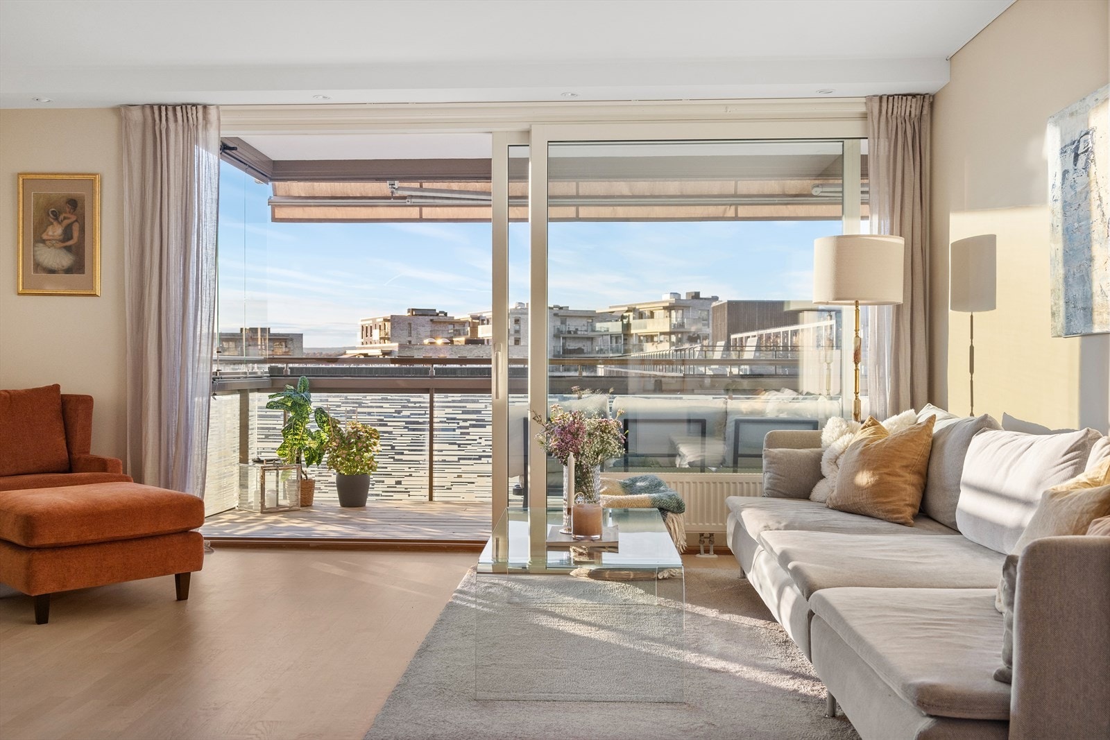 Stuen er lys og luftig, med store vindusflater fra tak til gulv som gir rikelig med naturlig lysinnslipp. Galleribilde