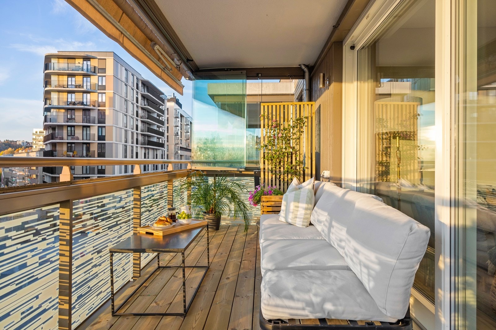 På balkongen skinner solen store deler av dagen, og balkongen er utstyrt med elektrisk markise. Galleribilde