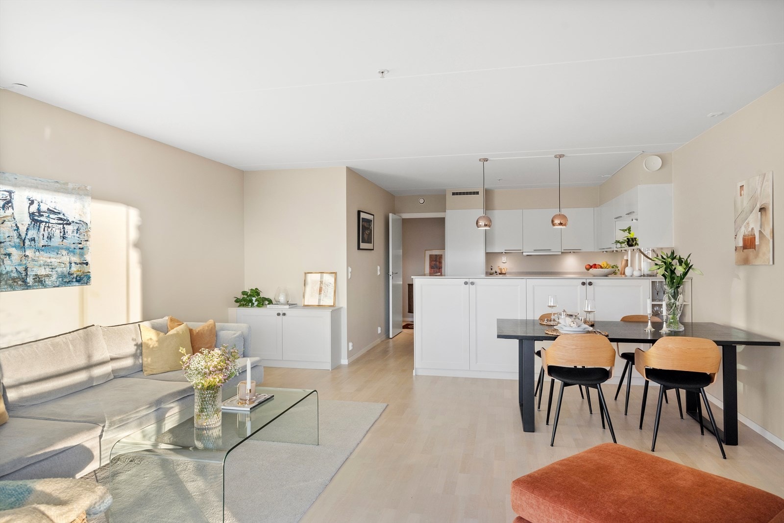 Leiligheten har flott parkett på gulv og glatte flater - malt i delikate og behagelige fargetoner. Her finner du også plassbygde skap som gir rikelig med oppbevaringsplass, ideelt for å holde rommet ryddig og organisert. Galleribilde