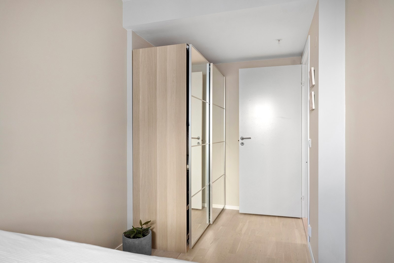 Soverommet egner seg ypperlig som barnerom, gjesterom eller kontor - alt etter ønske og behov. Her er det også en romslig skyvedørsgarderobe med speilfronter for oppbevaring. Galleribilde