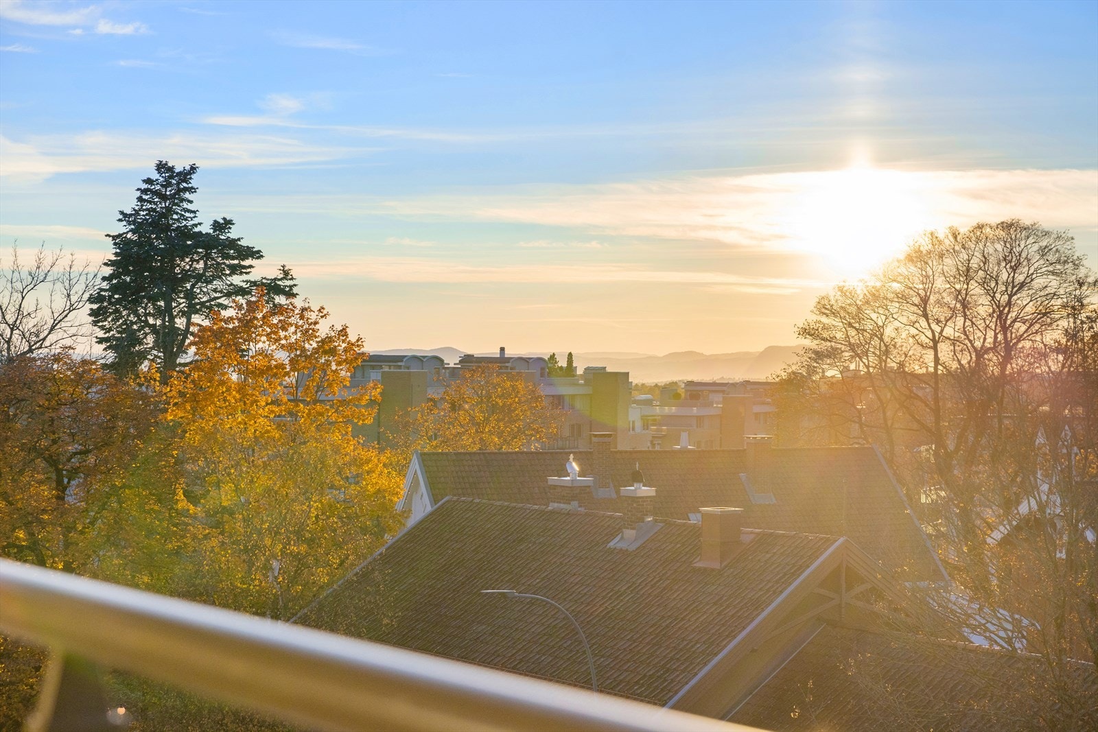 Leiligheten ligger høyt og fritt i byggets 5. etasje, med flott utsikt over nærområdet. Galleribilde