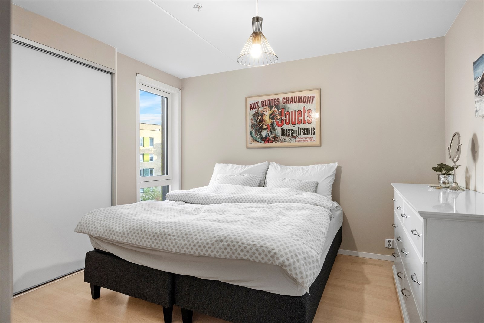 Det er gode oppbevaringsmuligheter i en romslig skyvedørsgarderobe. Galleribilde