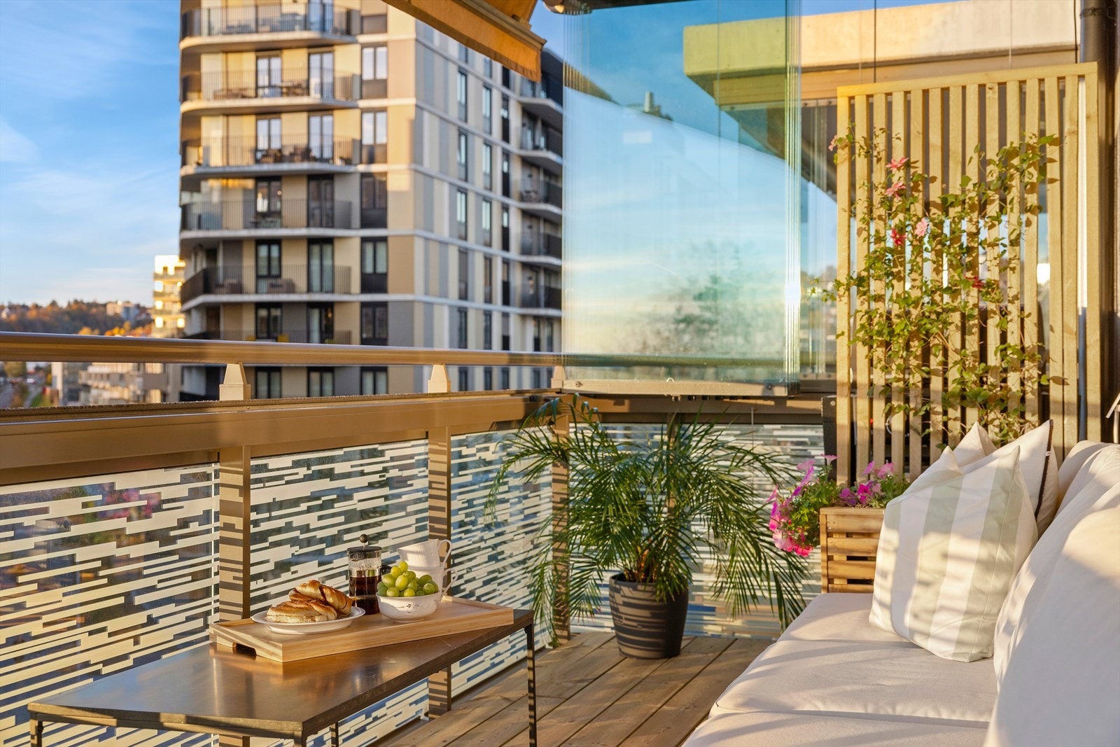 Dette skaper et behagelig og skjermet uterom, perfekt for å nyte utsikten og det gode lyset, uansett vær. Galleribilde