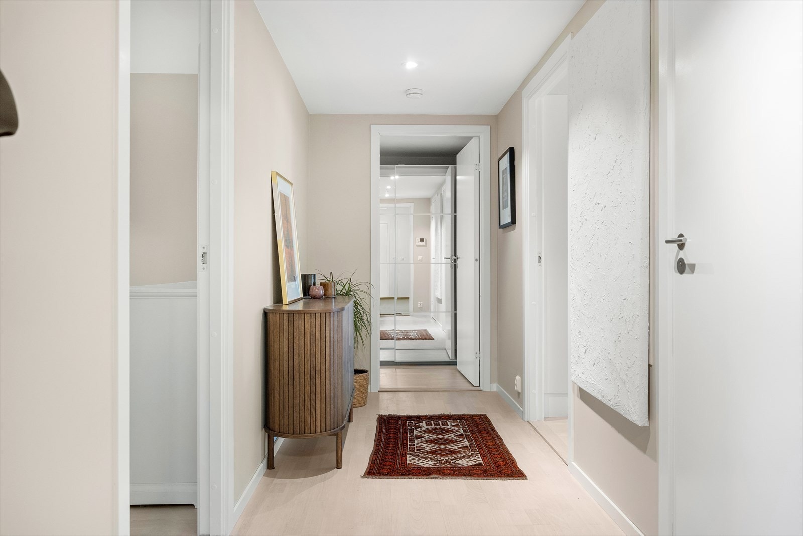 Velkommen inn! Leiligheten har en innbydende og lys entré som skaper et umiddelbart godt førsteinntrykk Galleribilde