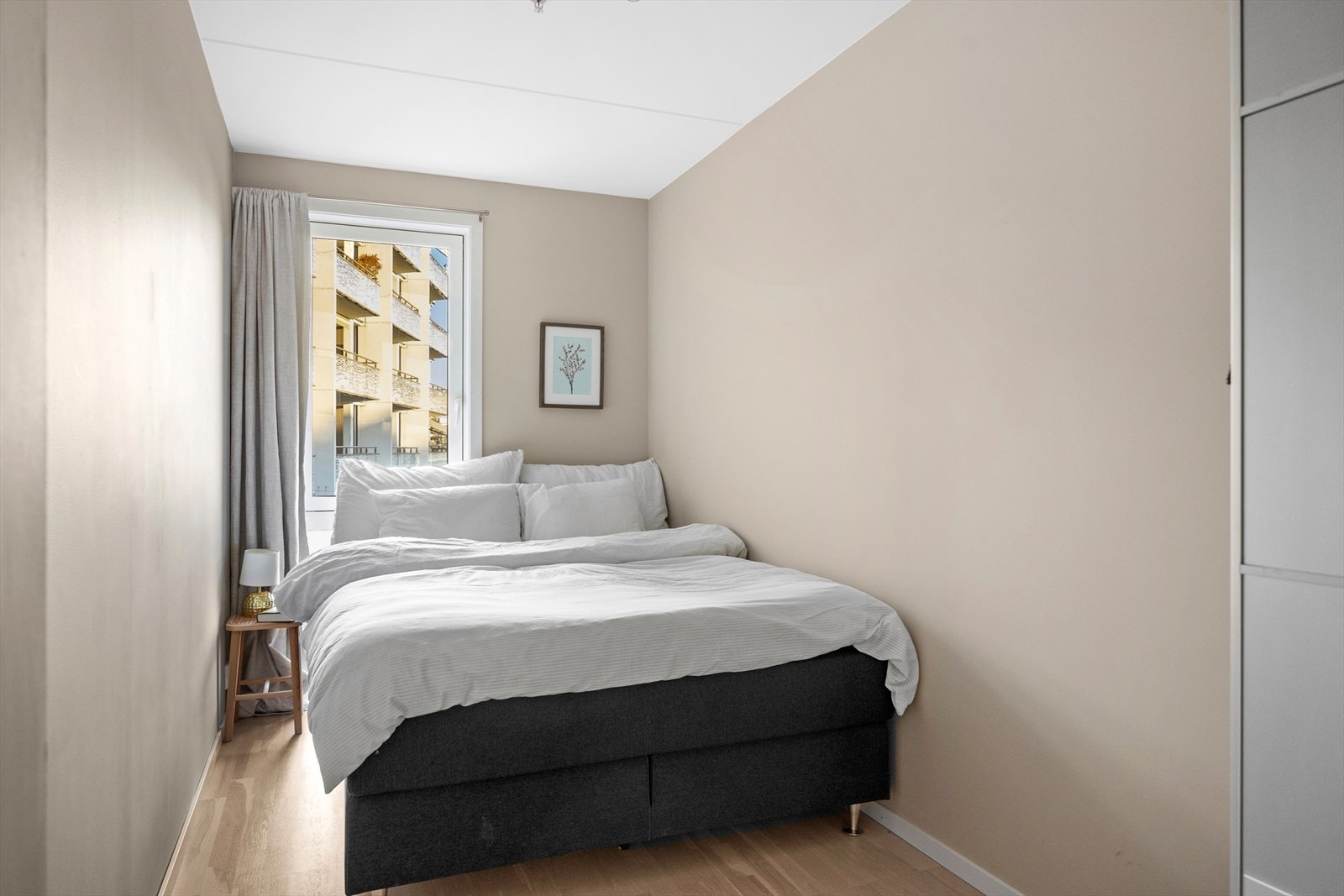 Soverom 2 er også av god størrelse, med plass til seng samt tilhørende møbler. Galleribilde